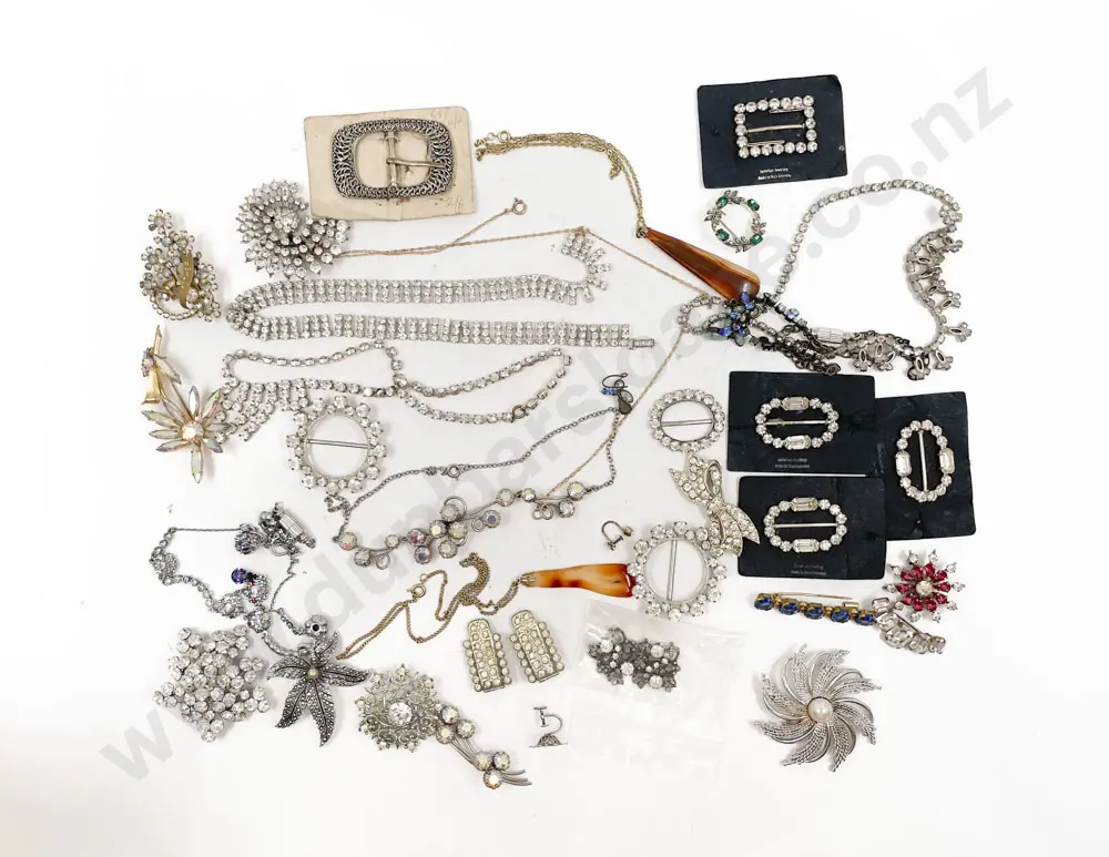Box of Assorted Costume Jewellery Image 1++
