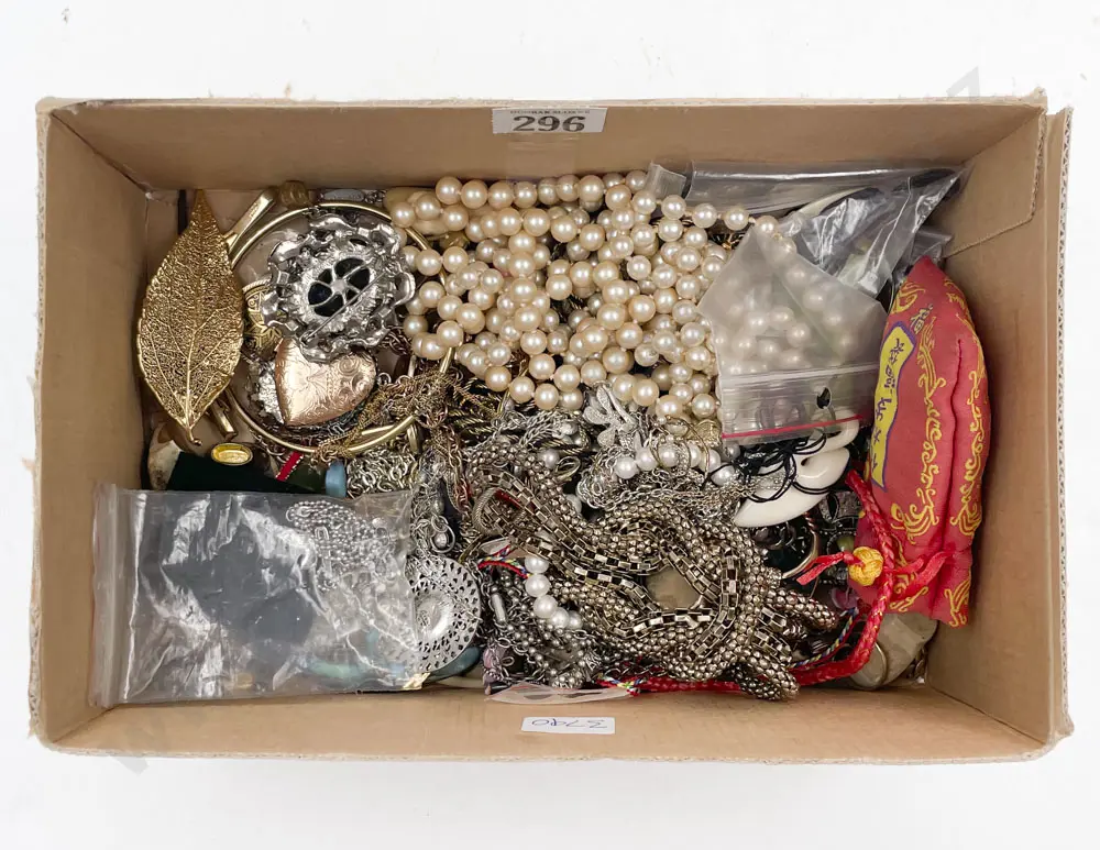 Box of Assorted Costume Jewellery Image 1++