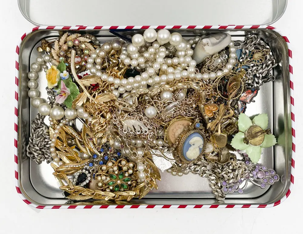 Box of Assorted Costume Jewellery Image 1++