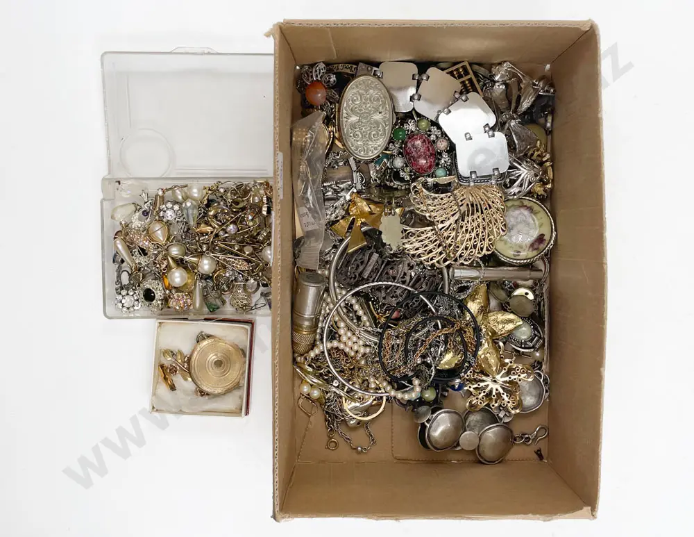 Box of Assorted Costume Jewellery Image 1++