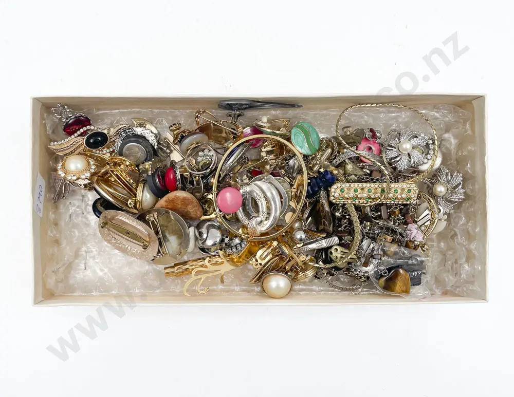 Box of Assorted Costume Jewellery Image 1++
