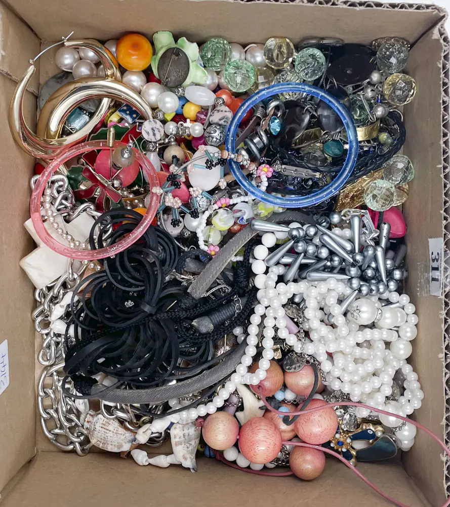 Box of Assorted Costume Jewellery Image 1++