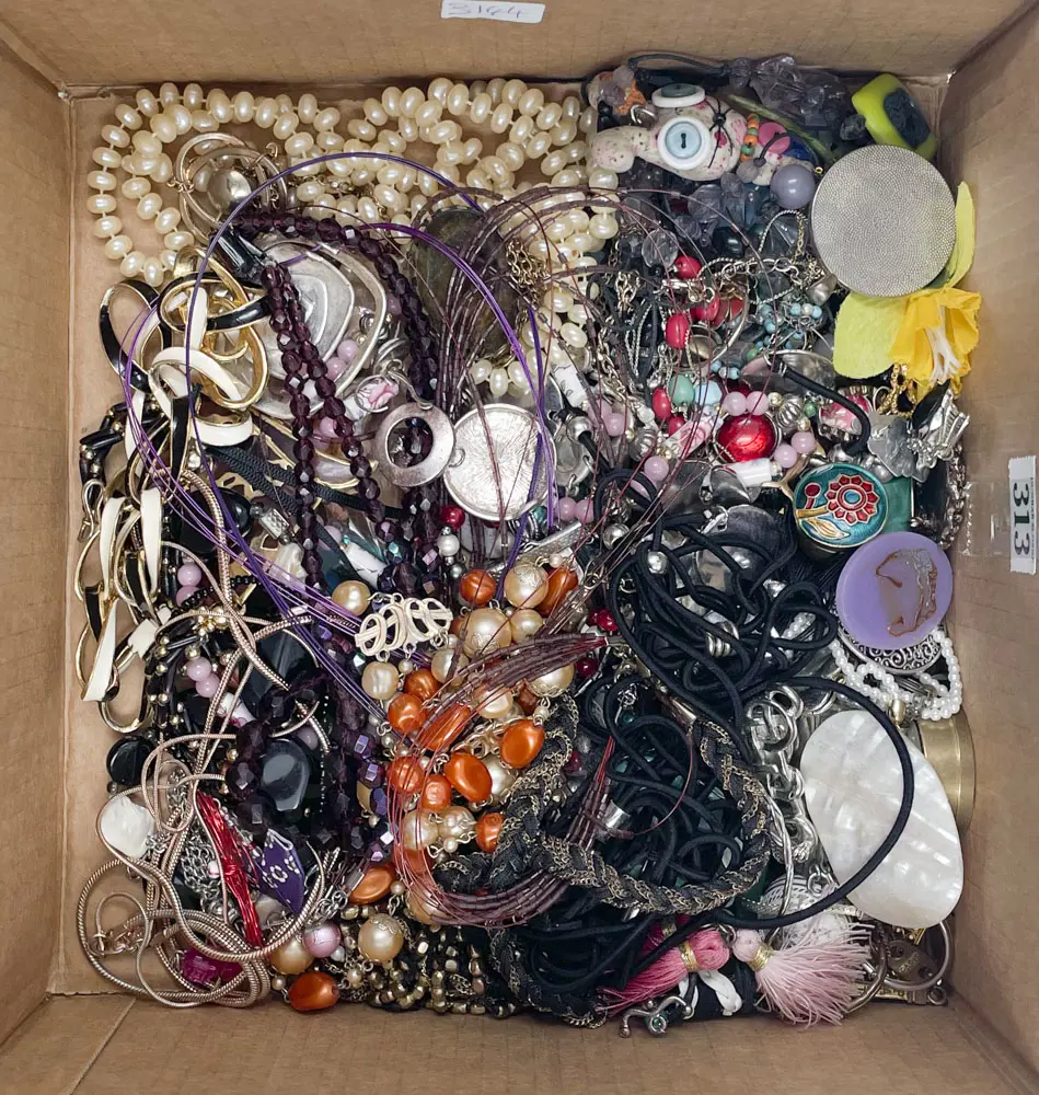 Box of Assorted Costume Jewellery Image 1++