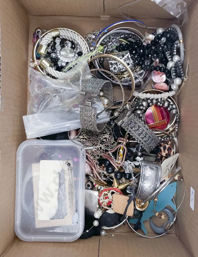 Box of Assorted Costume Jewellery Image 1++