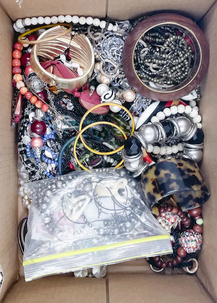 Box of Assorted Costume Jewellery Image 1++