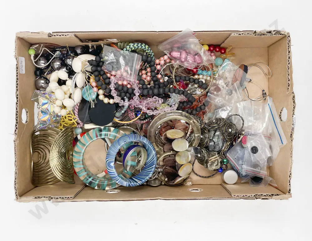 Box of Assorted Costume Jewellery Image 1++