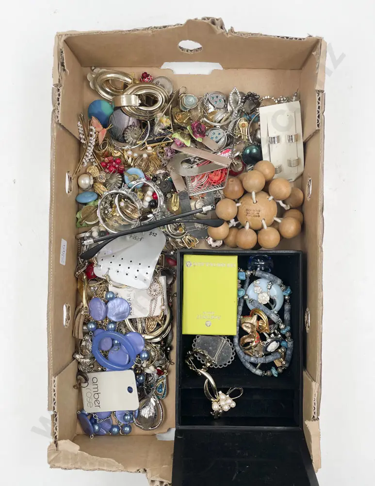 Box of Assorted Costume Jewellery Image 1++