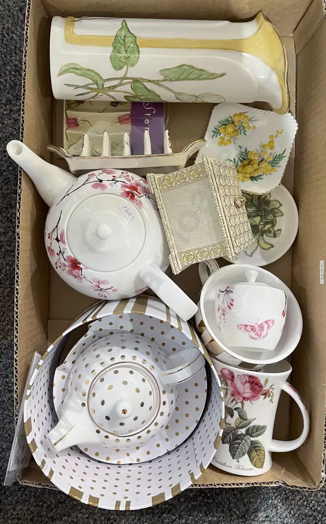 Quantity of Assorted Fancy China Image 1++