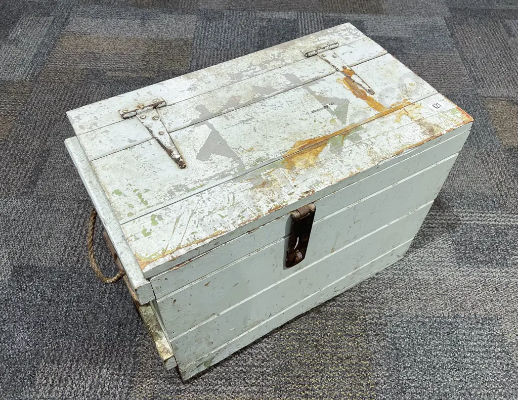 Vintage Lidded Box Image 1++