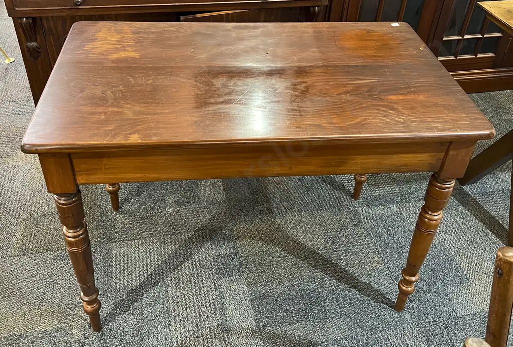 Rimu Side Table Image 1++