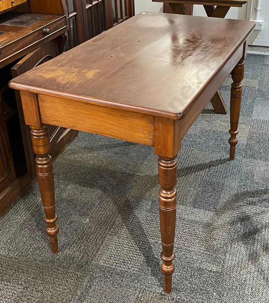 Rimu Side Table Image 1++