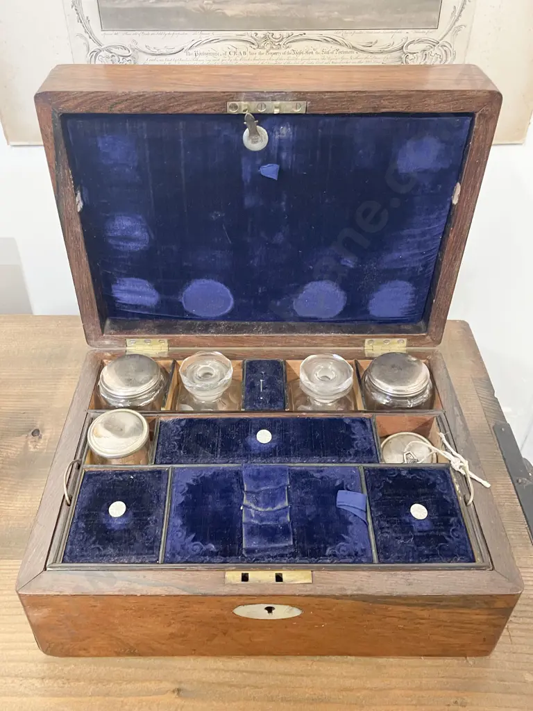 Small Vict Travel Vanity Box Image 1++