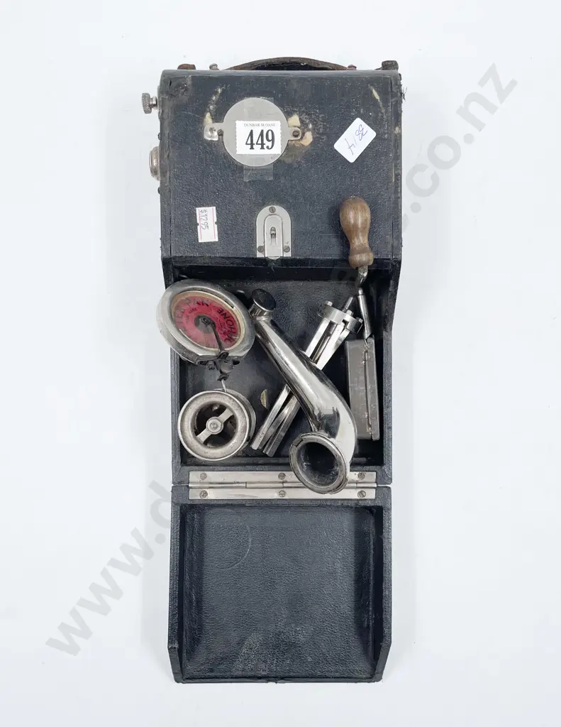 Vintage Peter Pan Portable Windup Gramophone Image 1++