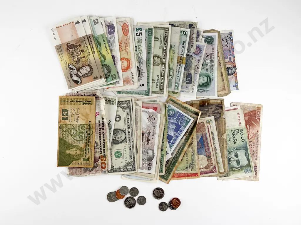 Collection NZ Australian and World Vintage and Modern Bank Notes Image 1++