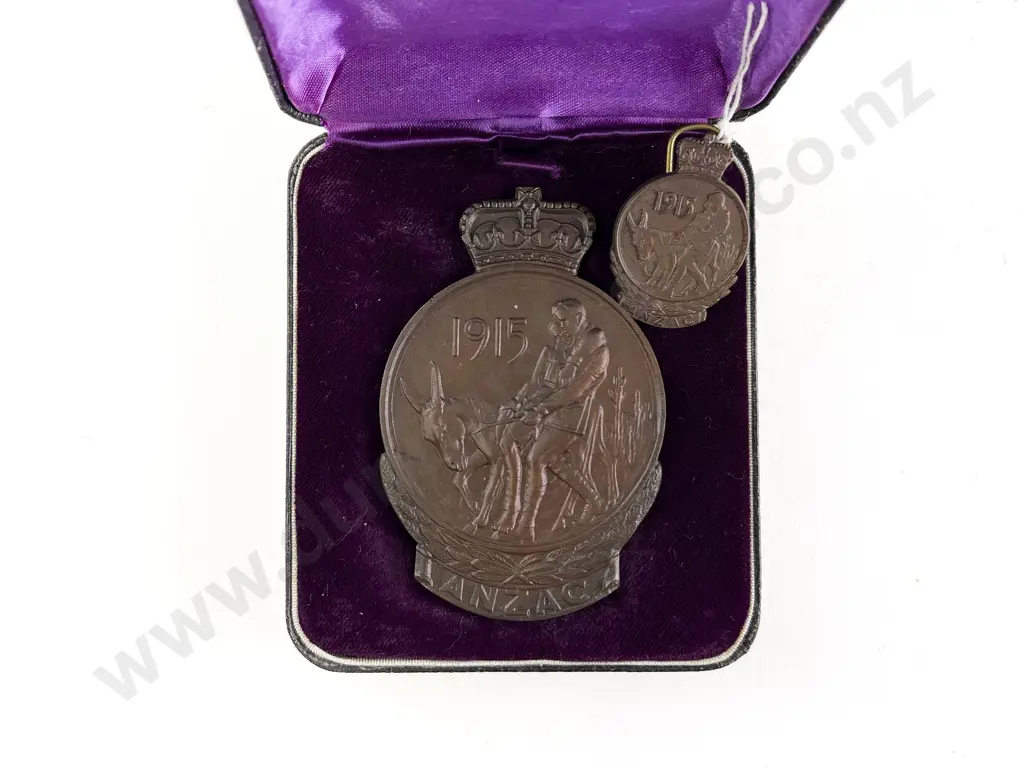Cased Gallipoli Medallion and Gallioli Lapel Brooch Image 1++