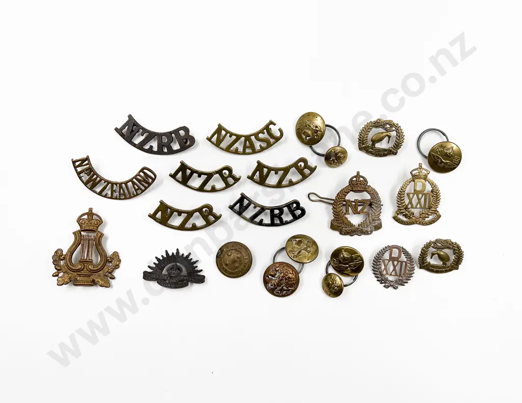 NZ Collection WWI & WWII Badges and Buttons (22) Image 1++