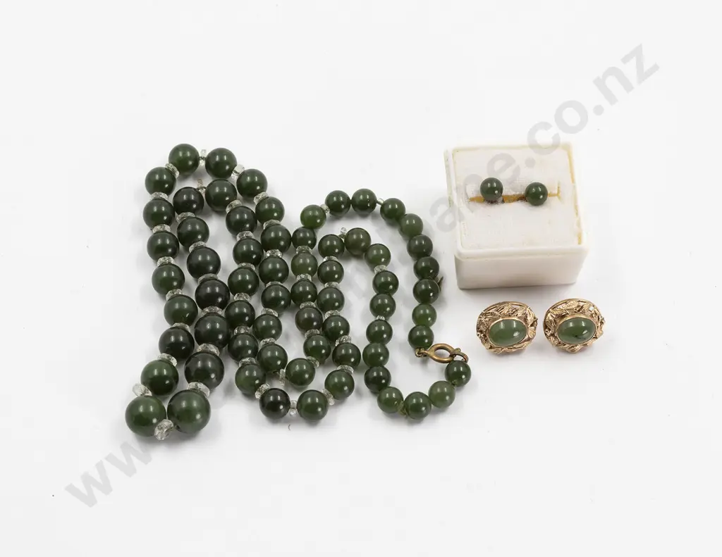 Single Strand Graduated Greenstone Bead Necklace Image 1++