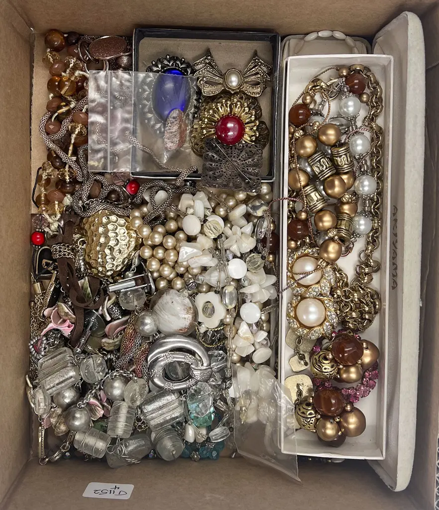 Collection Vintage and Modern Costume Jewellery Image 1++