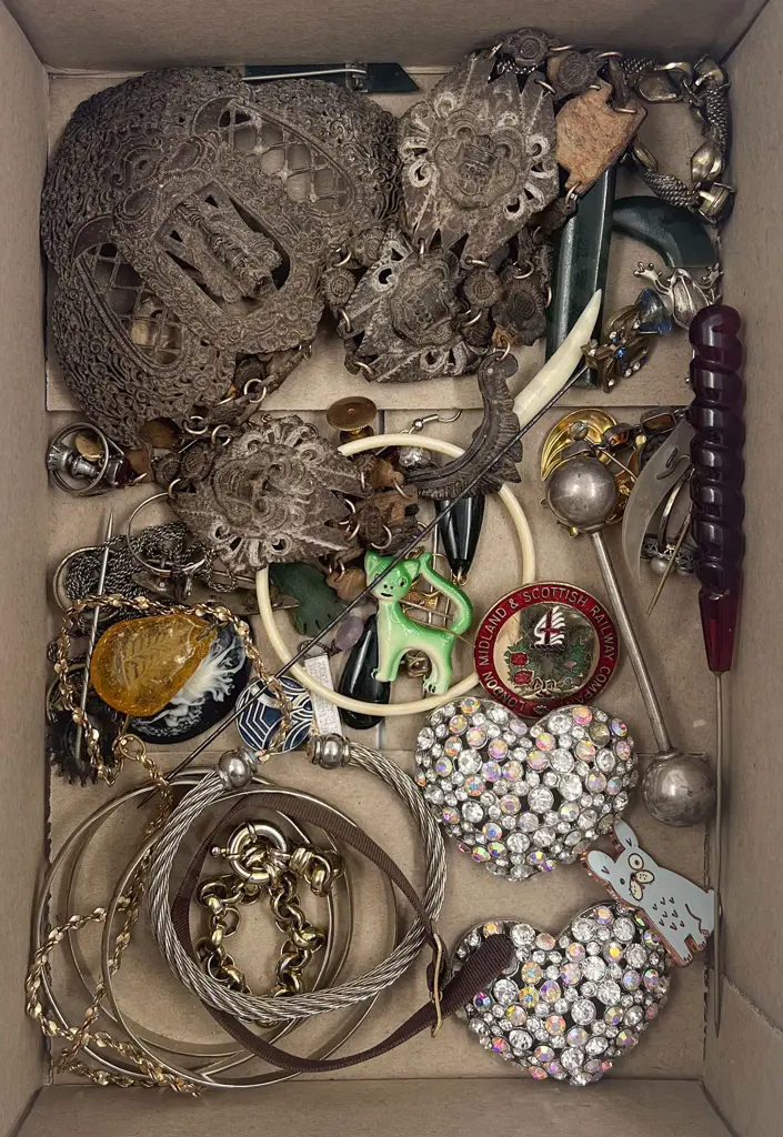 Small Collection Costume Jewellery Including Fine Carved Thai Necklace Image 1++