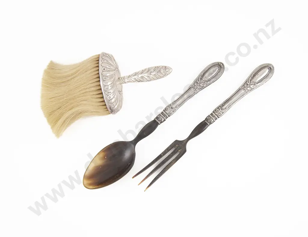 Vict S/S Handled Crumb Brush Image 1++
