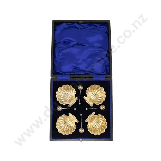 Elegant Cased Edw VII S/S Gilt 8 Piece Salts Set