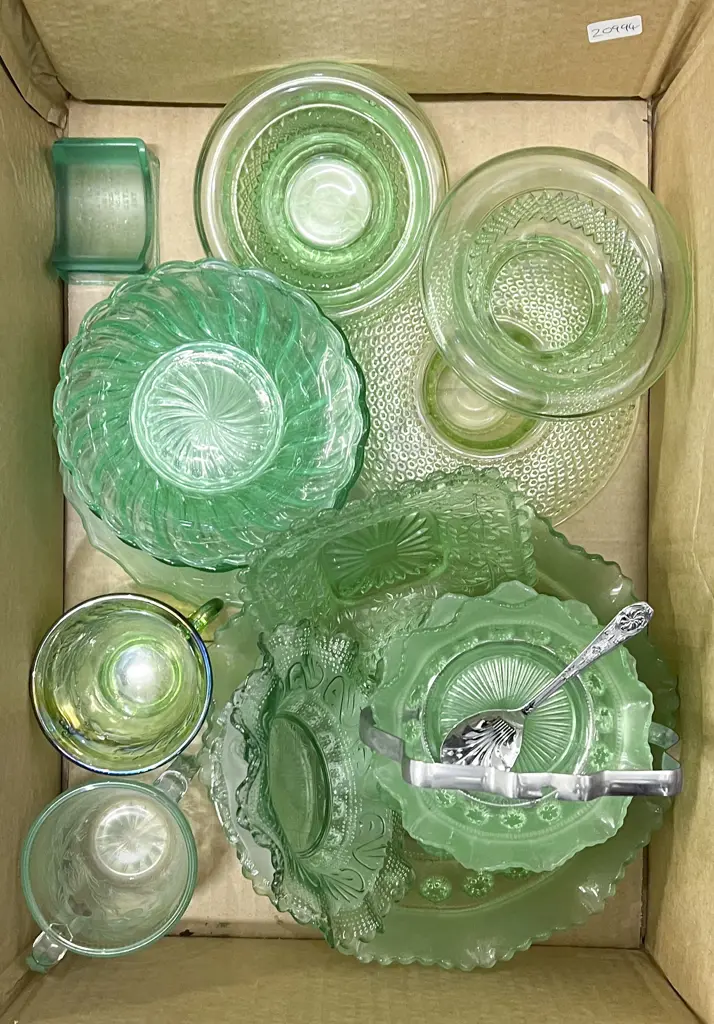 Quantity of Assorted Coloured Glass Image 1++