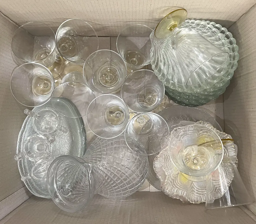 Box of Assorted Glassware Image 1++