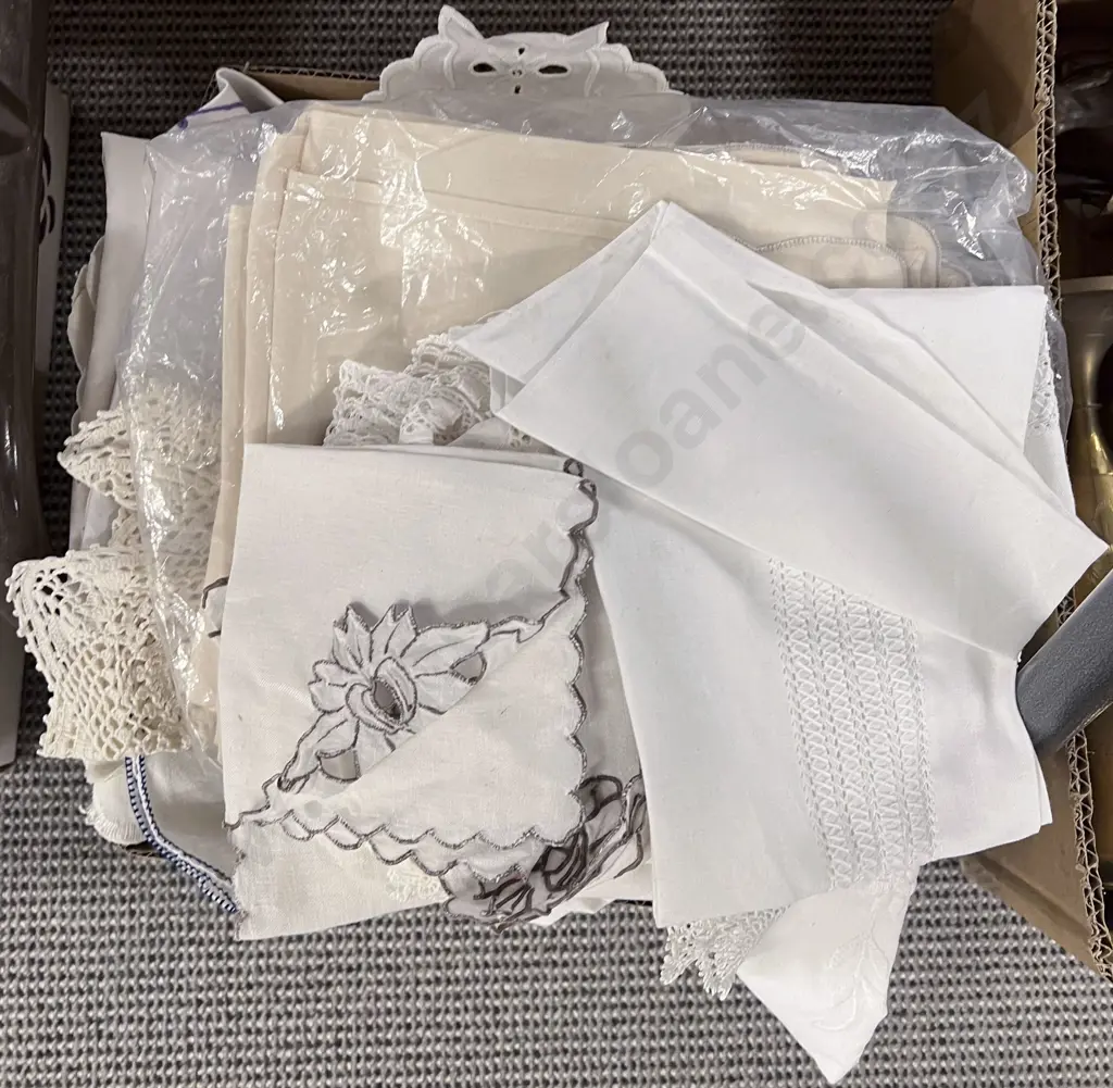 Small Box of Assorted Vintage Table Linens Image 1++