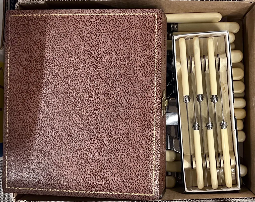 Quantity of Assorted Boxed and Loose Bone Handled Cutlery Image 1++