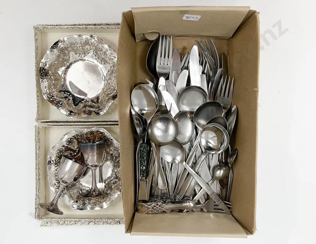 Small Quantity of Cutlery and S/P Image 1++