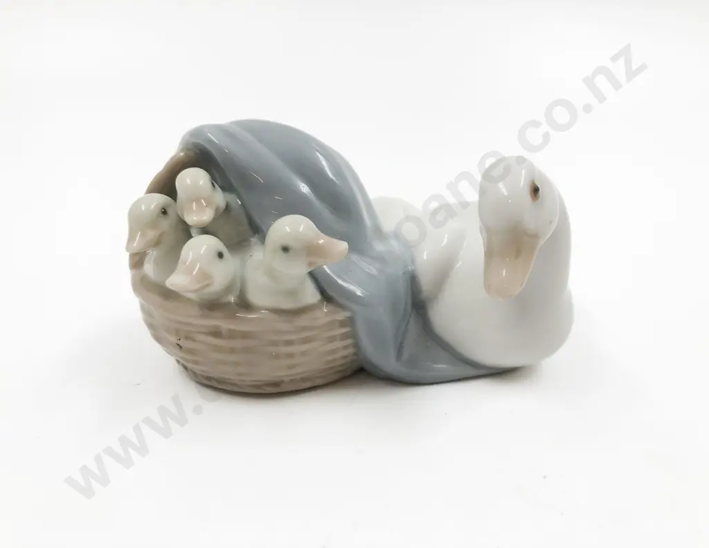 Small Lladro Figure Group of Duck and Ducklings Image 1++