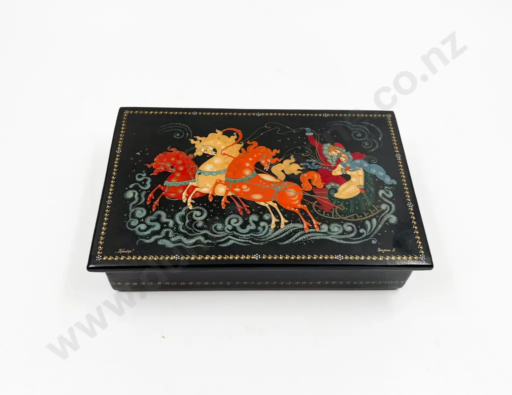 Small Lacquered Jewellery Box Image 1++
