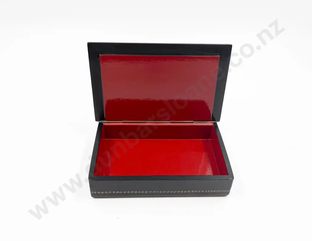 Small Lacquered Jewellery Box Image 1++