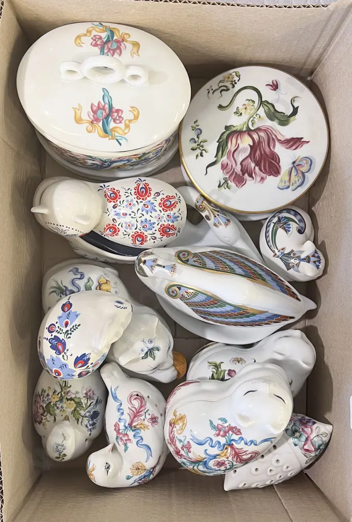 Small Box Quantity of Assorted Elizabeth Arden China Image 1++
