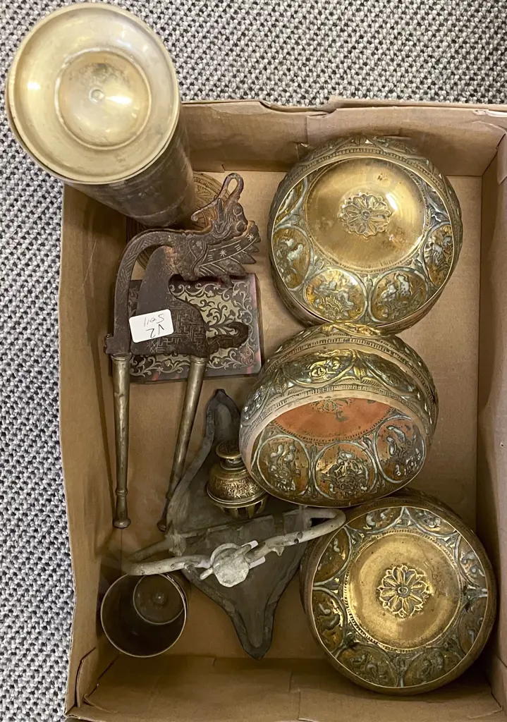 Box of Assorted Vintage Metal Ware Image 1++