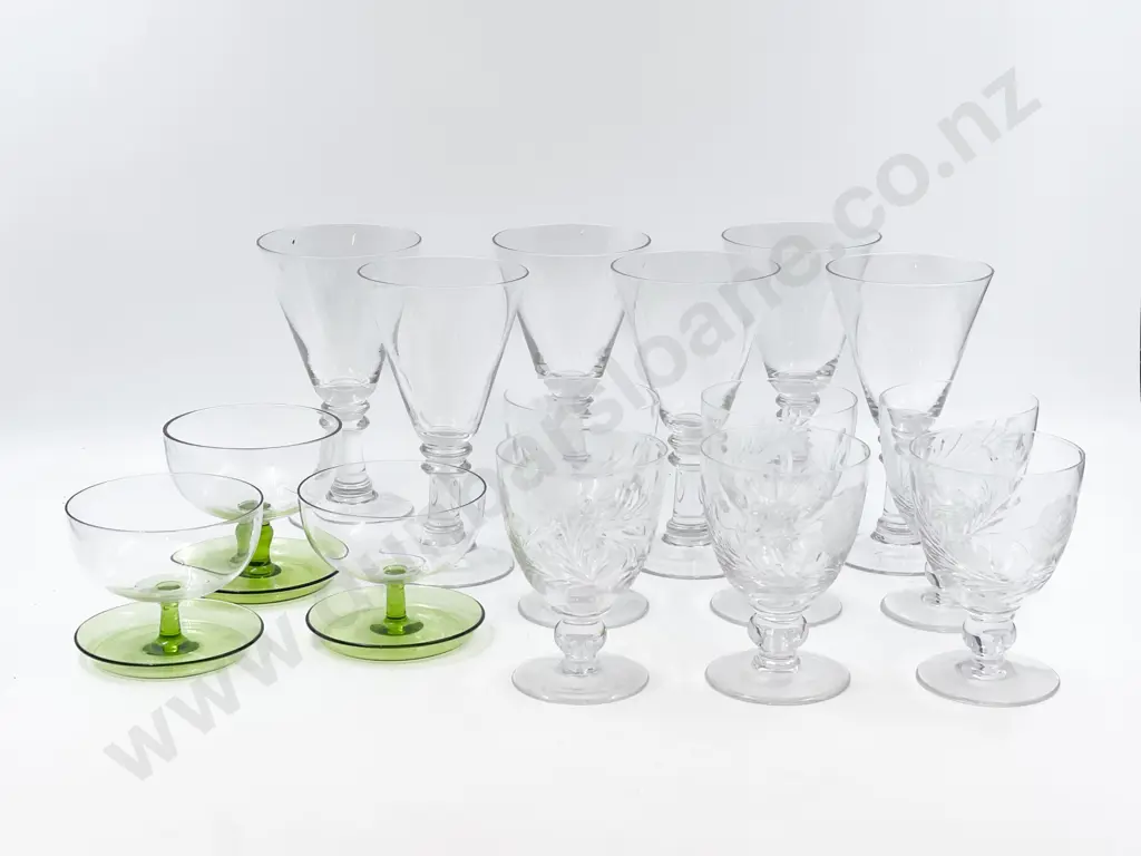 Quantity of Assorted Crystal and Glassware Image 1++