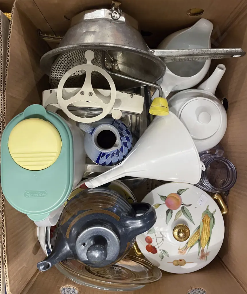 Box of Assorted Crockery and Kitchenalia Image 1++