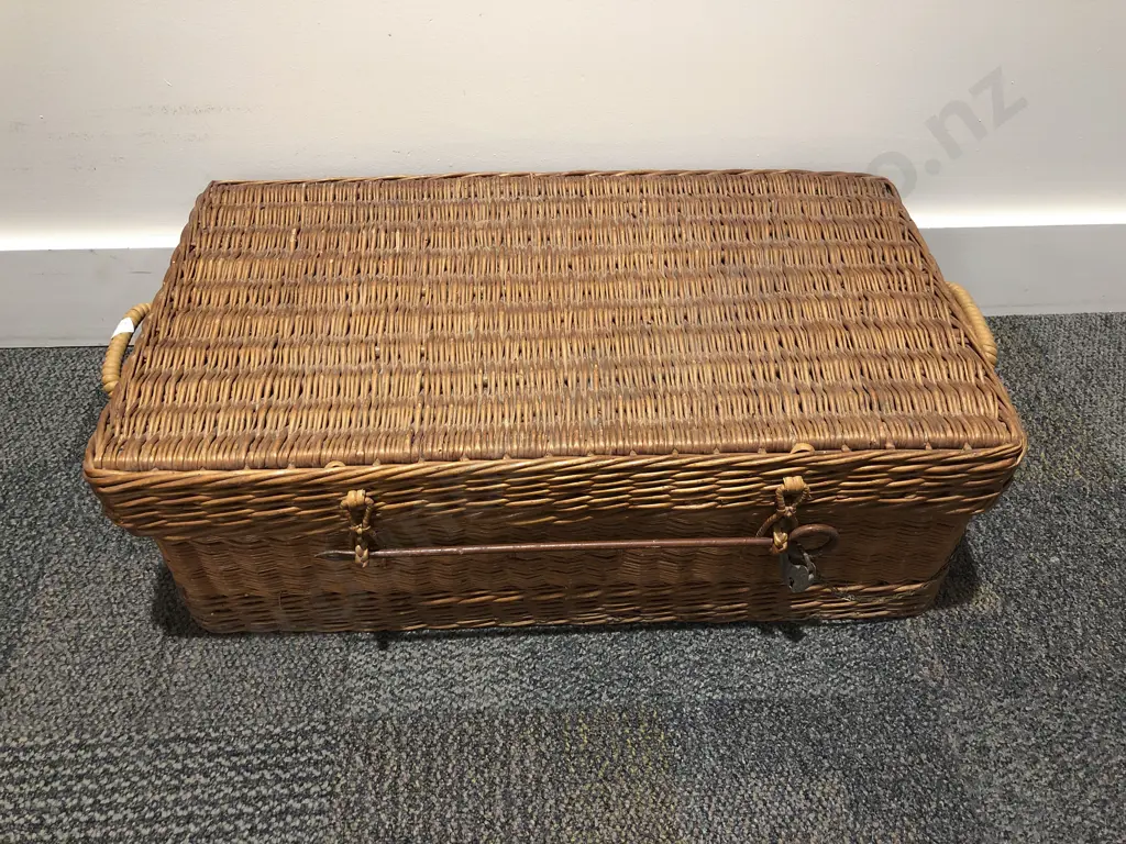 Wicker Picnic Basket with Fitted Interior Image 1++