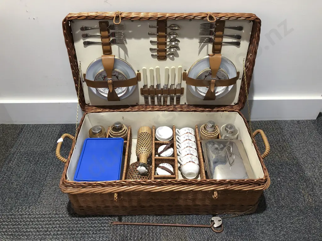 Wicker Picnic Basket with Fitted Interior Image 1++