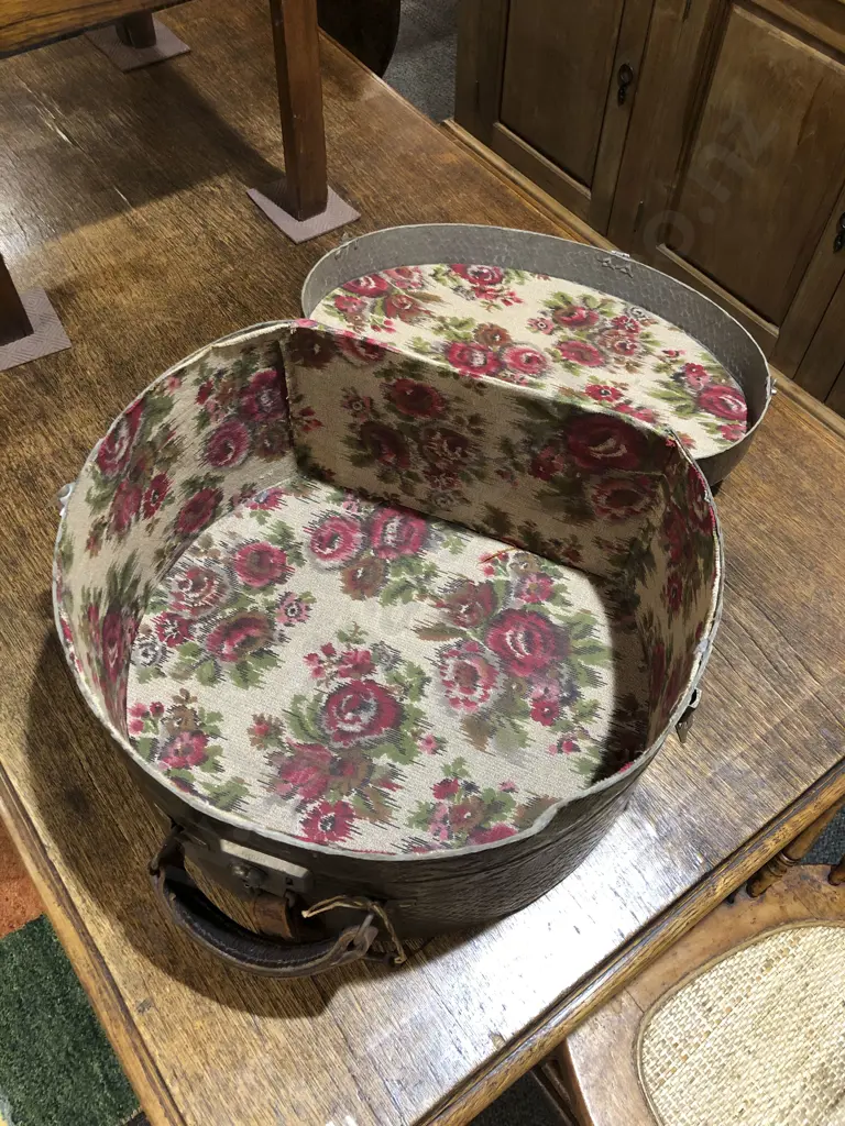 Faux Leather Hat Box Image 1++