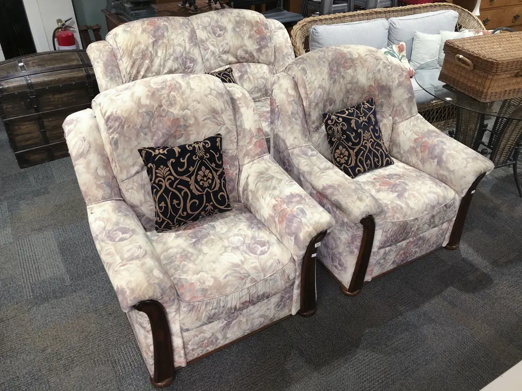 Three Piece Floral Upholstered Lounge Suite Image 1++