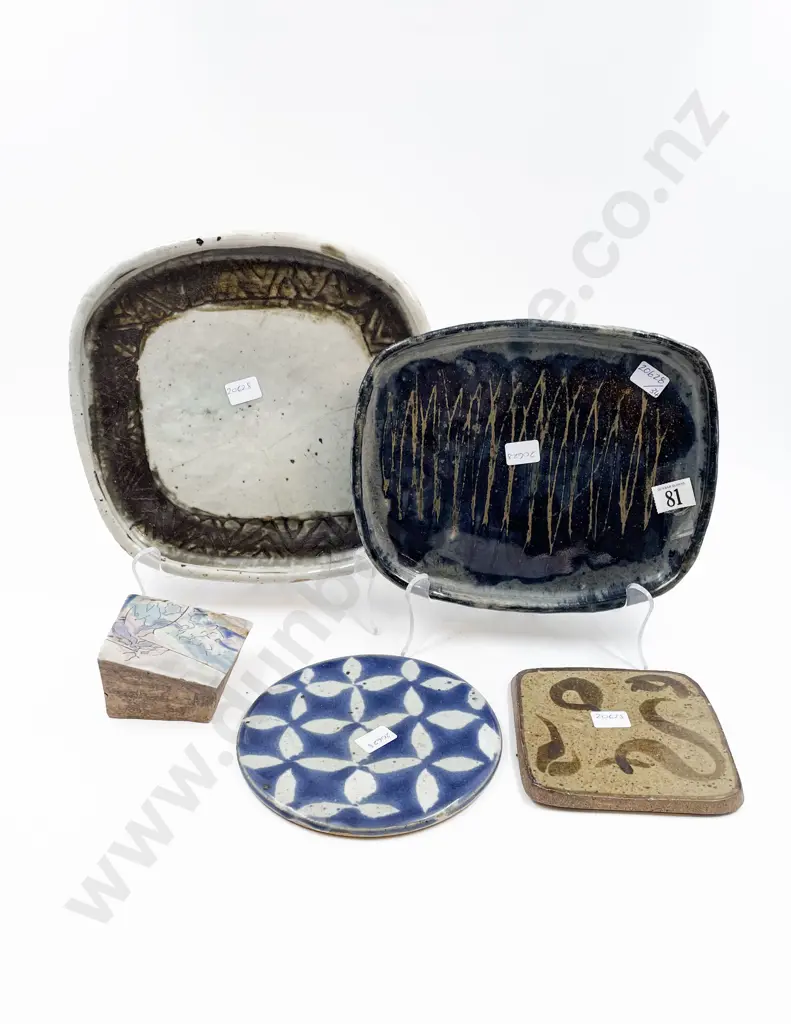 Two NZ Pottery Dishes Two Trivets & Ceramic Paperweight (5) Image 1++