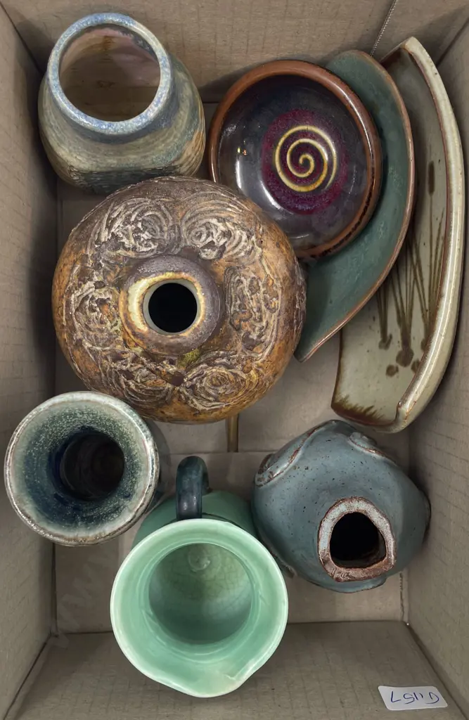 Small Box of Assorted Pottery Image 1++