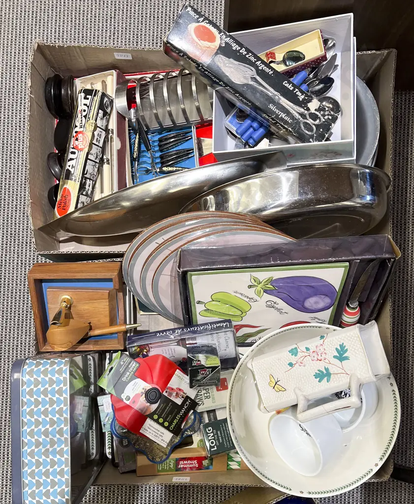 Two Boxes of Assorted Decorative Homewares etc Image 1++