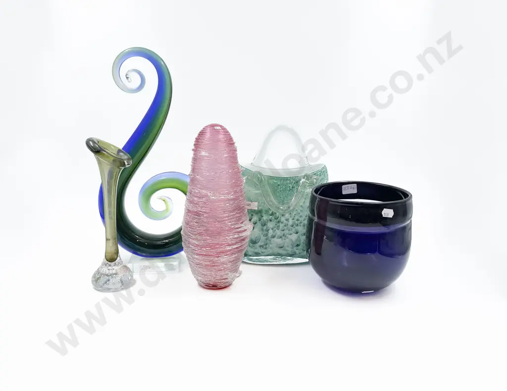 Five Pieces of Assorted Art Glass Image 1++