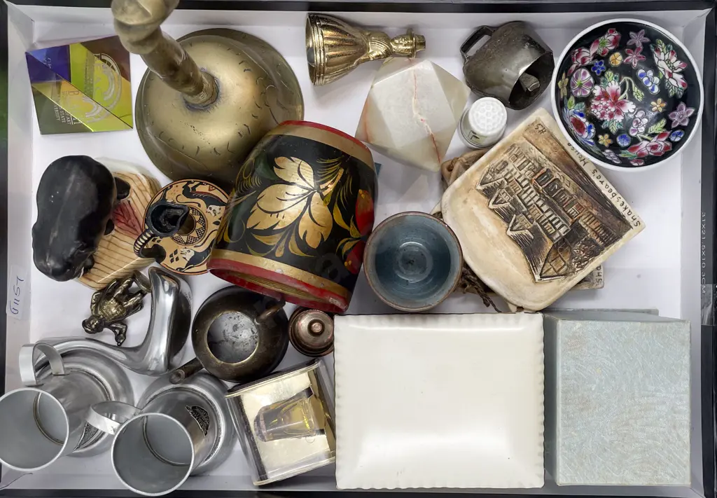 Small Quantity of Assorted Including Carlton Ware Trinket Box et Image 1++