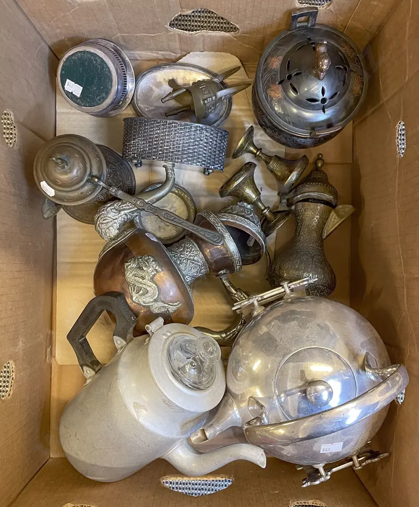 Box of Assorted Metal Ware Image 1++