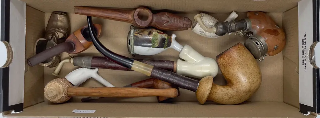 Box Quantity of Assorted Vintage Pipes Image 1++
