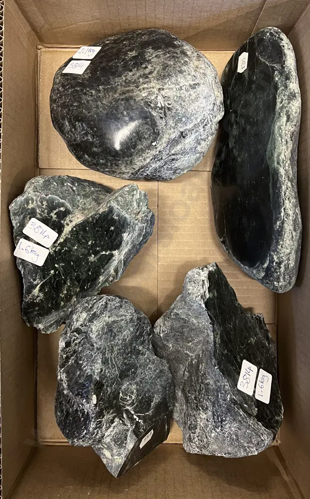 Box of Assorted Greenstone etc Image 1++