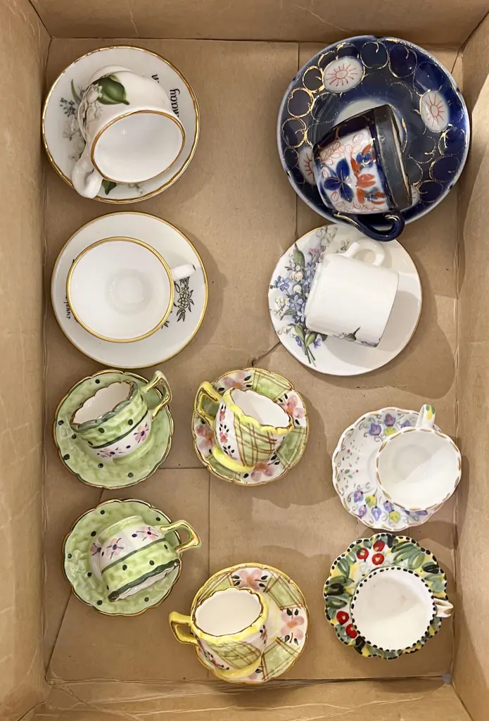 Small Quantity of Assorted China Miniatures Image 1++